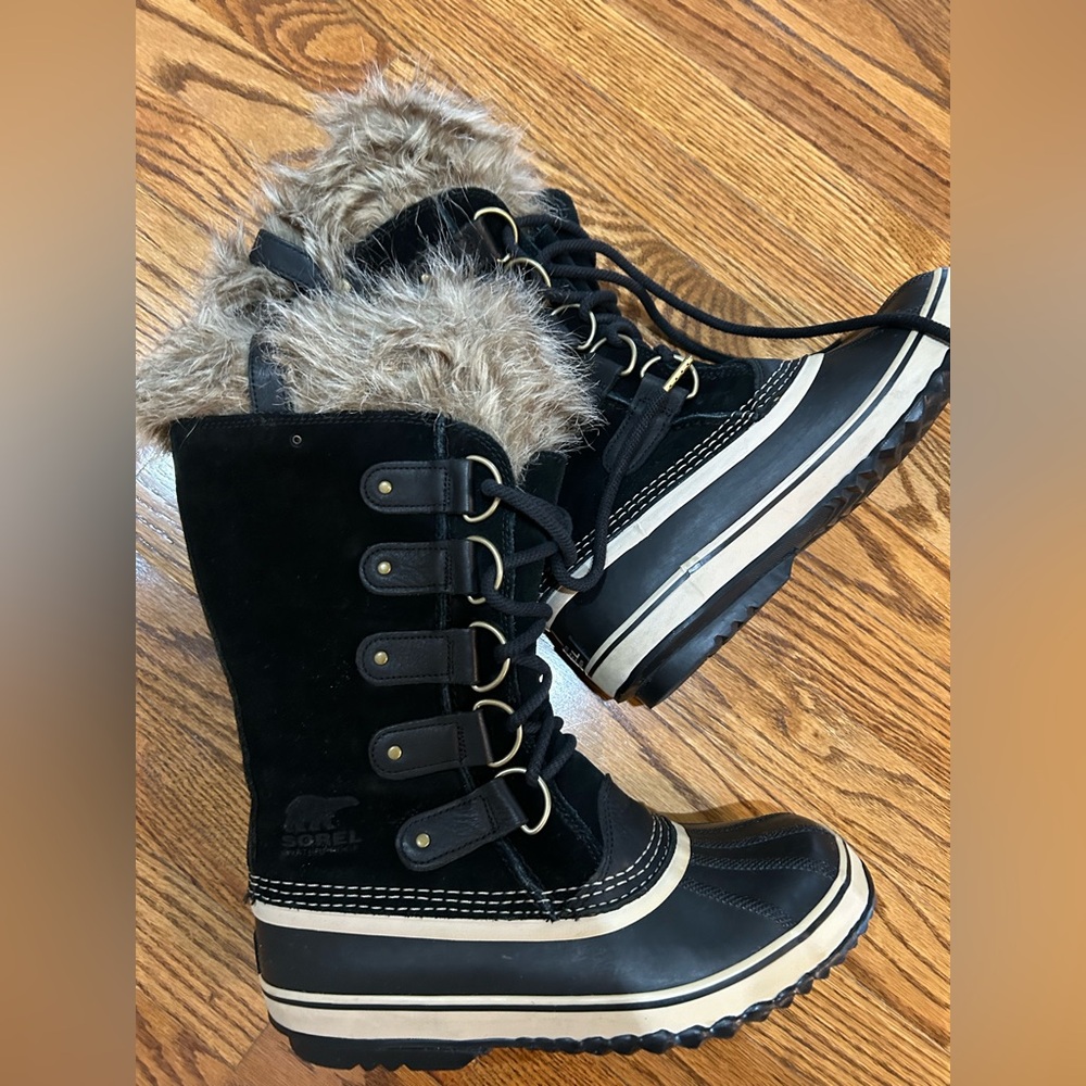 SOREL JOAN OF ARCTIC WOMEN'S WATERPROOF BOOT
- Size 9